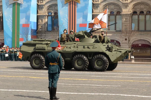 2021年5月7日 莫斯科红场为庆祝胜利而举行的阅兵式彩排上的装甲人员运输船Btr 82A — 图库照片
