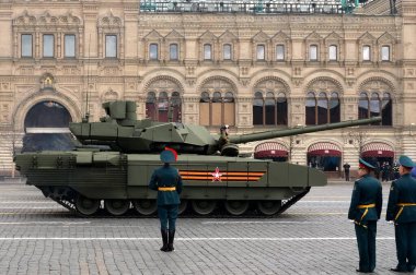  MOSCOW, RUSSIA-MAY 7, 2021: Rus T-14 Armata savaş tankı Kızıl Meydan 'daki Zafer Yürüyüşü' nün kostümlü provası sırasında ağır bir platformda