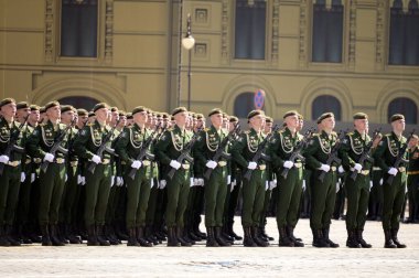 MOSCOW, RUSSIA-MAY 7, 2021: Askeri Uzay Akademisi öğrencileri zafer günü onuruna Moskova Kızıl Meydanı 'ndaki geçit töreninin kostümlü provası sırasında A. F. Mozhaisky' nin adını verdiler.