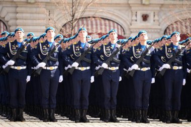 MOSCOW, RUSSIA-MAY 7, 2021: Hava Harp Okulu öğrencileri Profesör N. E. Zhukovsky ve Yu 'dan sonra isimlendirildi. Zafer Günü onuruna Kızıl Meydan 'daki geçit töreninin kostümlü provası sırasında A. Gagarin