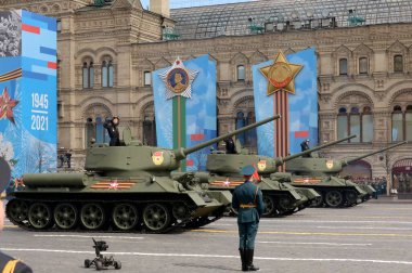 MOSCOW, RUSSIA-MAYIS 7, 2021: T-34-85 orta tanklar Moskova 'daki Büyük Vatanseverlik Savaşı' ndaki zaferin 76. yıldönümü onuruna düzenlenen geçit töreninde