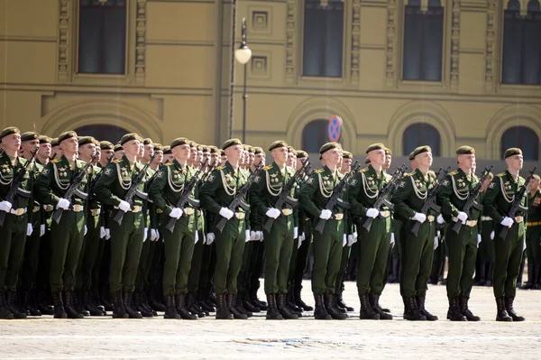 MOSCOW, RUSSIA-MAY 7, 2021: Askeri Uzay Akademisi öğrencileri zafer günü onuruna Moskova Kızıl Meydanı 'ndaki geçit töreninin kostümlü provası sırasında A. F. Mozhaisky' nin adını verdiler.