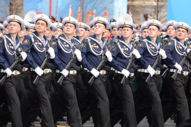MOSCOW, RUSSIA-MAYIS 7, 2021: Donanma Politeknik Enstitüsü öğrencileri Zafer Günü onuruna Kızıl Meydan geçit töreninin kostümlü provası sırasında