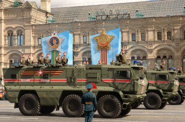 MOSCOW, RUSSIA-MAY 7, 2021: Moskova 'nın Kızıl Meydanı' ndaki Zafer Günü geçit töreninin kıyafet provasında personelin taşınması için KamAZ-63968 