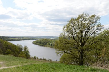 Oka kıyısında sahne.