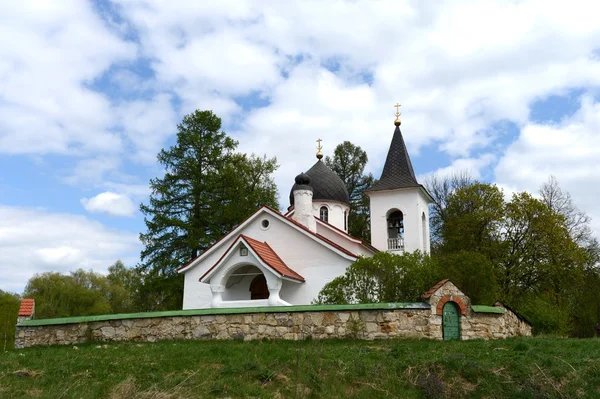 Dreifaltigkeitskirche im Dorf Bjochowo, erbaut 1906 nach dem Projekt von W. Polenow — Stockfoto