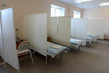  TORZHOK, RUSSIA-MAYIS 29, 2012: Tver bölgesindeki bir hapishane hastanesinde fizyoterapi odası