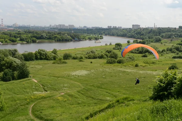 K洛门斯科耶上空的滑翔伞 . — 图库照片