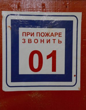  TORZHOK, RUSSIA - 29 Mayıs 2012: Hapishane hastanesindeki yangın kalkanındaki yazı
