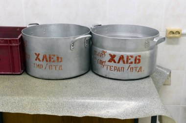 TORZHOK, RUSSIA-MAYIS 29, 2012: Hapishane hastanesi kantinindeki ekmek tankları