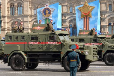 MOSCOW, RUSSIA-MAYIS 7, 2021: Moskova 'nın Kızıl Meydanı' ndaki Zafer Günü geçit töreninin kostümlü provasında askeri polisin zırhlı aracı 
