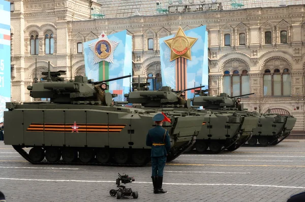 2021年5月7日 在莫斯科伟大卫国战争胜利阅兵式彩排中 带有Epoch战斗模块的Kurganets 25步兵战车 — 图库照片