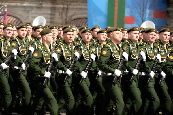 2021年5月7日 彼得大帝军事学院Serpukhov分校的学员在莫斯科红场为庆祝胜利日而举行的阅兵式上的彩排 — 图库照片