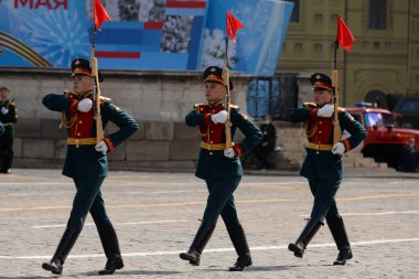 MOSCOW, RUSSIA-MAYIS 7, 2021: Moskova 'nın Kızıl Meydanı' ndaki Zafer Yürüyüşü 'nün kostümlü provası sırasında ayrı kumandanın Preobrazhensky alayının sıra askerleri