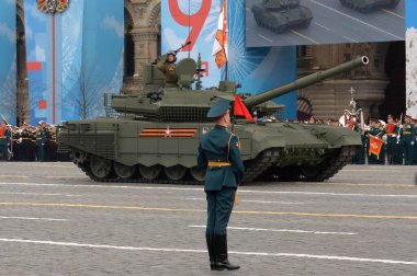 MOSCOW, RUSSIA-MAYIS 7, 2021: Rus T-90M tankı Moskova 'nın Kızıl Meydanı' ndaki Zafer Günü geçit töreninin kostümlü provasında