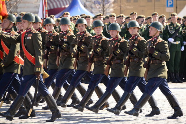 МОСКВА, Россия-7 мая 2021 года: Солдаты парада во время генеральной репетиции парада на Красной площади Москвы в честь Дня Победы