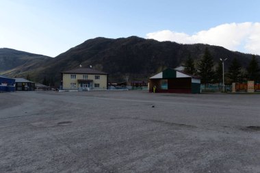 AKTASH, ALTAI REPUBLIC, RUSSIA - 16 Mayıs 2021: Aktash köyünün merkezindeki meydan. Altai Cumhuriyeti