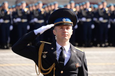 MOSCOW, RUSSIA-MAYIS 7, 2021: Moskova 'daki Kızıl Meydan' daki askeri geçit töreninin kostümlü provası sırasında başkanlık alayının bir subayı