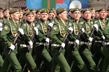 MOSCOW, RUSSIA-MAYIS 7, 2021: Zafer Günü onuruna Moskova Kızıl Meydanı 'ndaki geçit töreninin kıyafet provası sırasında 38. Demiryolu Tugayı' nın askerleri