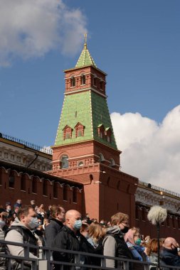  MOSCOW, RUSSIA-MAYIS 7, 2021: İzleyiciler Moskova 'daki Kızıl Meydan' daki Zafer Günü askeri geçit töreninin kostümlü provasını izliyor