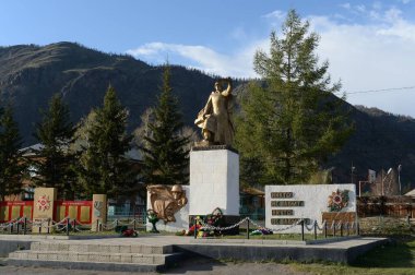 AKTASH, ALTAI REPUBLIC, RUSSIA - 16 Mayıs 2021: Aktash köyündeki Büyük Vatanseverlik Savaşı askerlerinin anıtı. Altai Cumhuriyeti