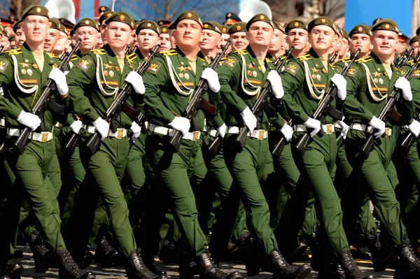モスクワ ロシア5月7 2021 モスクワの赤の広場の勝利パレードのリハーサルでの人口の軍事放射線 化学および生物学的保護アカデミーの士官候補生 — ストック写真