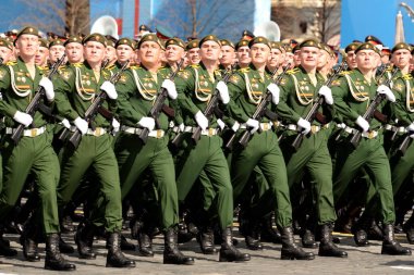 MOSCOW, RUSSIA-MAY 7, 2021: Moskova 'daki Kızıl Meydan Zafer Yürüyüşünün kostümlü provasında halkın Askeri Radyasyon Akademisi öğrencileri, Kimyasal ve Biyolojik Korunması