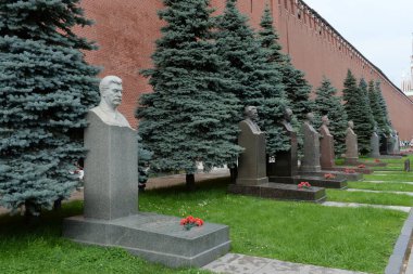  MOSCOW, Rusya- 7 Ağustos 2021: Moskova 'nın Kızıl Meydanı' ndaki Kremlin Duvarı yakınlarındaki Anma Mezarlığı
