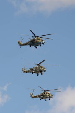 MOSCOW, RUSSIA-MAY 7, 2021: Bir grup Mi-35M ve Mi-24 Moskova Kızıl Meydanı üzerindeki savaş helikopterleri Zafer Hava Yürüyüşü 'nün kostümlü provası sırasında saldırıya uğradı