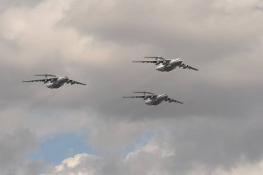 MOSCOW, RUSSIA-MAYIS 7, 2021: IL-76MD askeri nakliye uçakları Zafer Günü hava yürüyüşünün kostümlü provası sırasında Moskova 'nın Kızıl Meydanı üzerinde
