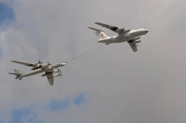 Moscow Russia May 2021 Tanker Aircraft Simulates Refueling Air 95Ms — Stock Photo, Image