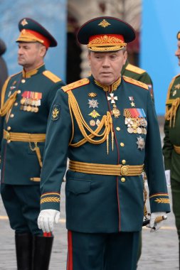  MOSCOW, RUSSIA-MAYIS 7, 2021: Rusya Federasyonu Silahlı Kuvvetleri Genelkurmay Başkanı, Ordu Generali Valery Gerasimov Zafer Yürüyüşü 'nün kostümlü provası sırasında Kızıl Meydan' da