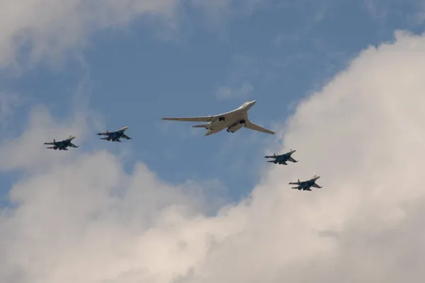 2021年5月7日 莫斯科 一群Su 35S战斗机和一架图 160型超音速远程战略轰炸机在阅兵式彩排期间飞越莫斯科红场 免版税图库图片