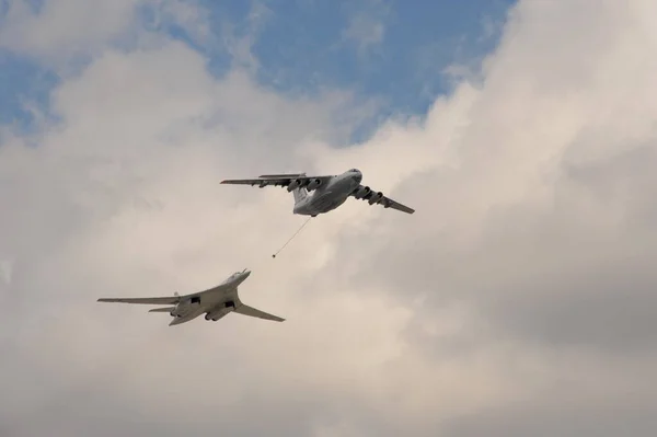 2021年5月7日 莫斯科红色广场上空的伊尔 78和图 160型飞机在胜利空中阅兵式彩排中空中加油的模拟 图库图片