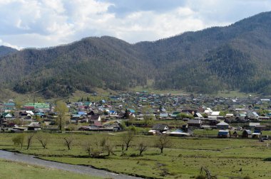 ONGUDAI, ALTAI REUBLIC, RUSSIA - 16 MAYIS 2021: Altai Dağları 'ndaki Ongudai köyü, Sibirya, Rusya