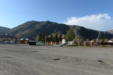 AKTASH, ALTAI REPUBLIC, RUSSIA - 16 Mayıs 2021: Aktash köyünün merkezindeki meydan. Altai Cumhuriyeti