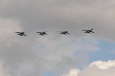 MOSCOW, RUSSIA-MAYIS 7, 2021: Zafer Günü hava geçit töreninin kostümlü provası sırasında Moskova 'nın Kızıl Meydanı üzerinde gökyüzünde çok amaçlı bir grup SU-35S avcı uçağı