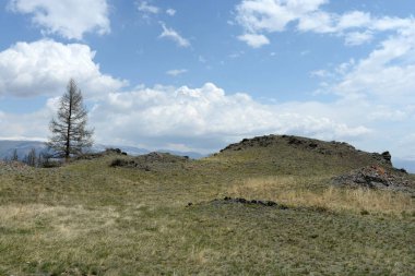 ALTAI REPUBLIC, RUSSIA - 18 Mayıs 2021: Altai Cumhuriyeti 'nin Kosh-Agach ilçesinde Kuzey Chui sırtı yakınlarındaki dağ manzarası. Rusya