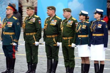 MOSCOW, RUSSIA-MAYIS 7, 2021: Büyük Vatanseverlik Savaşı 'ndaki zaferin 76. yıldönümü onuruna Moskova Kızıl Meydanı' ndaki askeri geçit töreninin tatbikat kutularının komutanları