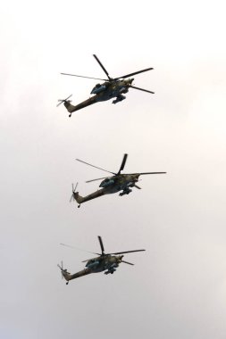 MOSCOW, RUSSIA-MAY 7, 2021: The Golden Eagles aerobatic team on Mi-28N taarruz helikopterleri Moskova 'nın Kızıl Meydanı üzerinde Zafer Hava Geçidi' nin kostümlü provası sırasında