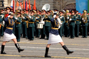MOSCOW, RUSSIA-MAY 7, 2021: Kaptan Svetlana Zykova, Kızıl Meydan 'da Zafer Günü onuruna düzenlenen geçit töreninin kostüm provası sırasında, Uzay Kuvvetleri bayan öğrencilerinin eğitim kutusunun komutanı.