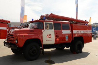 KUBINKA, MOSCOW REGION, RUSSIA - 13 Mayıs 2021: Askeri-vatansever Park 'taki ZIL-130 tabanlı itfaiye aracı 
