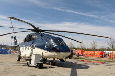 KUBINKA, MOSCOW REGION, RUSSIA MAYIS 13 Mayıs 2021: Askeri-Vatansever Kültür ve Eğlence Parkı 'nda orta-amaçlı bir helikopter Mi-38. Kubinka. 