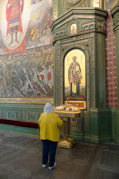 Kubinka Región Moscú Rusia Mayo 2021 Una Anciana Desconocida Templo —  Fotos de Stock