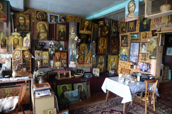 ZAOZERYE, YAROSLAVL REGION, RUSSIA - 14 AĞUSTOS 2021: Zaozerye, Yaroslavl bölgesindeki bir ikon ressamın atölyesinde