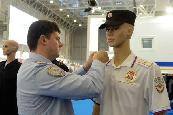 Kubinka Moscow Region Russia May 2021 Police Officer Corrects Uniform — Stock Photo, Image