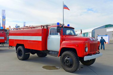 KUBINKA, MOSCOW REGION, RUSSIA - 14 Mayıs 2021: Askeri-yurtsever Kültür ve Eğlence Parkı 'ndaki GAZ 53-12 otomobiline dayanan itfaiye aracı AC-30-106G