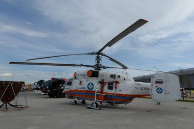 KUBINKA, MOSCOW REGION, RUSSIA - 14 Mayıs 2021: Rusya Askeri-Vatansever kültür ve eğlence parkında Rusya Acil Durum Bakanlığı Ka-32A11VS itfaiye ve kurtarma helikopteri