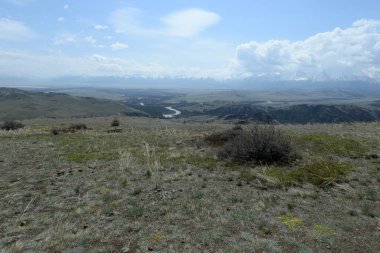ALTAI REPUBLIC, RUSSIA - 18 Mayıs 2021: Altai Cumhuriyeti 'nin Kosh-Agach ilçesinde Kuzey Chuya Sırtı yakınlarındaki Chuya Nehri vadisi. Rusya