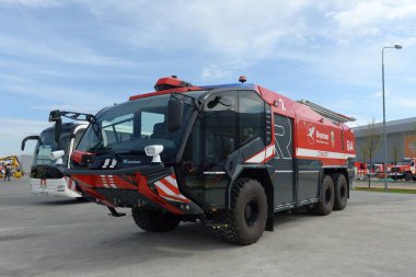 KUBINKA, MOSCOW REGION, RUSSIA - 14 Mayıs 2021: Rosenbauer Panther acil kurtarma servisi ve Vnukovo havaalanındaki arama kurtarma ekibi